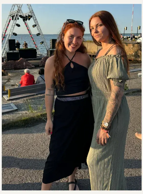 Mathilda samassa mustassa hameessa kaksi vuotta myöhemmin, Irenen vieressä meren rannalla.